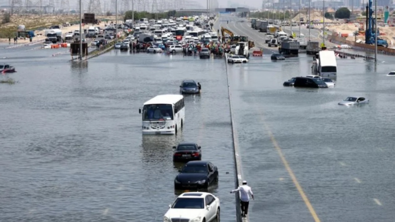 Përmbytjet vdekjeprurëse në Dubai  Shkencëtarët bëjnë zbulimin e fishkëm  Një nga shkaktarët kryesor të kësaj katastrofe është 